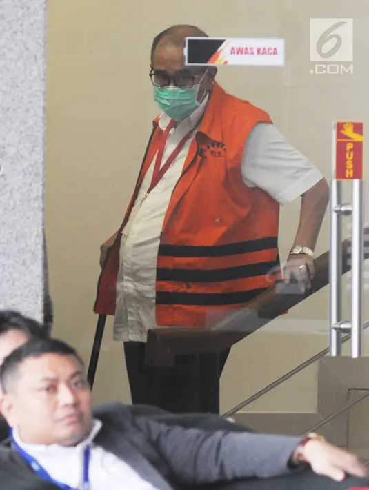 Bupati Bandung Barat nonaktif Abubakar menuruni tangga usai menjalani pemeriksaan lanjutan di gedung KPK, Jakarta, Rabu (25/7). Abubakar diperiksa sebagai tersangka untuk melengkapi berkas. (Merdeka.com/Dwi Narwoko)