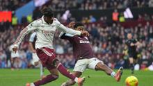 Pemain Arsenal Noni Madueke berebut bola dengan pemain Aston Villa Ian Maatsen dalam pertandingan Liga Inggris di Villa Park, Inggris, Sabtu, 6 Desember 2025. (AP Photo/Dave Shopland)