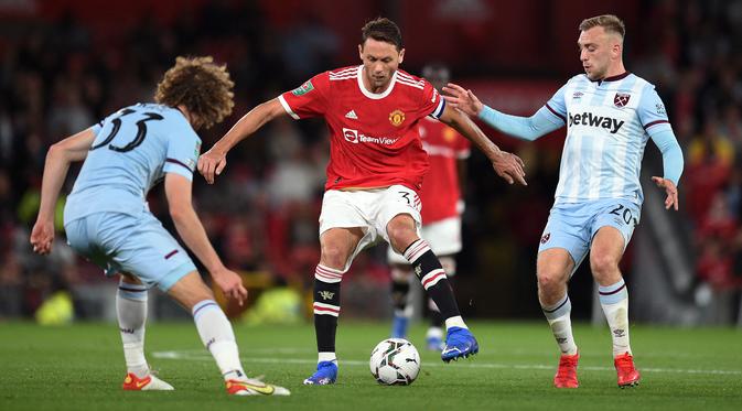 Pemain West Ham United Alex Kral (kiri) dan Jarrod Bowen (kanan) mendekati bek Manchester United (MU), Victor Lindelof pada Piala Liga Inggris 2021/2022 di Old Trafford, Kamis (23/9/2021) dini hari WIB. MU disingkirkan West Ham United setelah kalah di kandang sendiri 0-1. (Oli SCARFF/AFP)