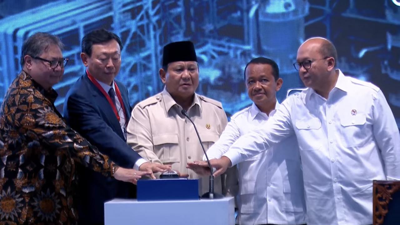 VIDEO: Pecah Prabowo Guyon Depan Taipan Korea saat Resmikan Pabrik "Takut Kualat dengan Jokowi"