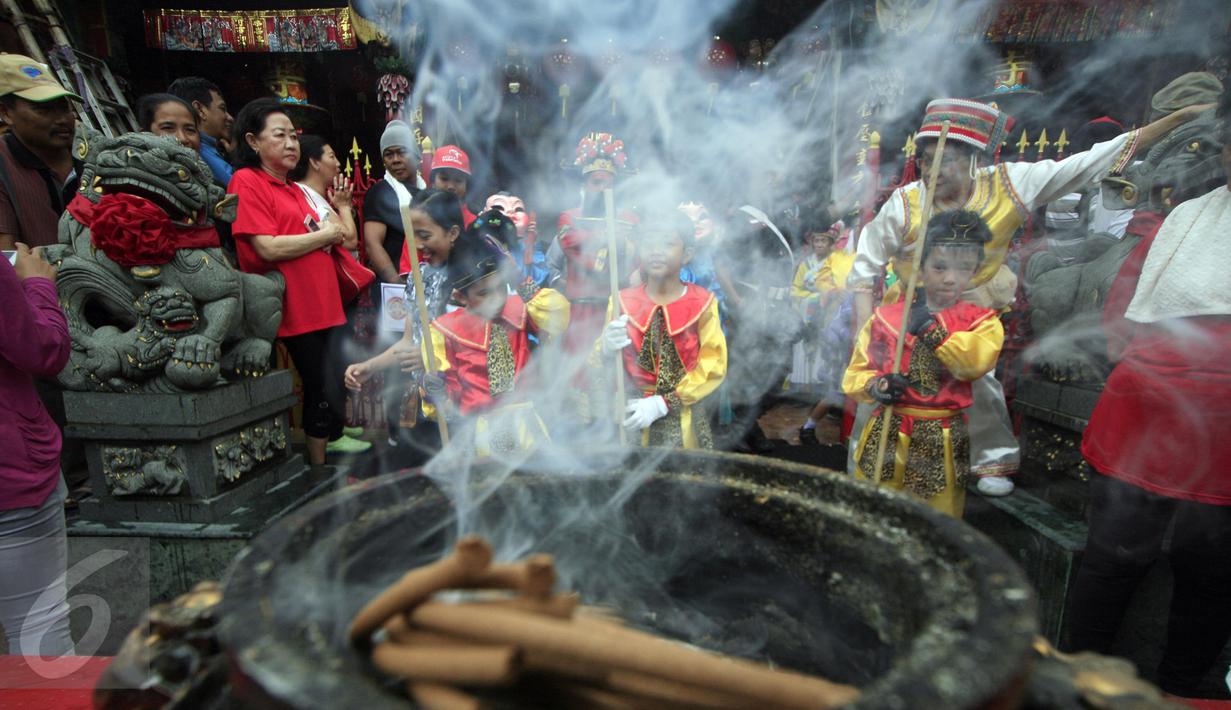 Sejumlah warga keturunan Tionghoa ikut perayaan Grebeg Sudiro, Solo, Minggu (31/1/2016).Grebeg Sudiro di selenggarakan untuk menyambut tahun baru Imlek. (Foto: Boy Harjanto)