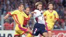 Pemain Timnas Inggris, David Beckham, berusaha melewati pemain Rumania pada laga Piala Dunia 1998 di Stadion Toulouse, Prancis. (AFP/Valery Hache)