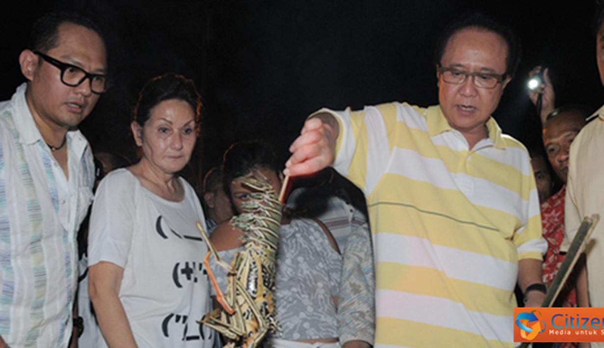 Citizen6, Morotai: Dalam rangka Sail Morotai 2012, Menteri Kelautan dan Perikanan Sharif C Sutardjo beserta Ibu ikut dalam rangka pemecahan Rekor MURI pembakaran ikan di Pulau Morotai, Kamis (13/9) malam. (Pengirim: Efrimal Bahri).