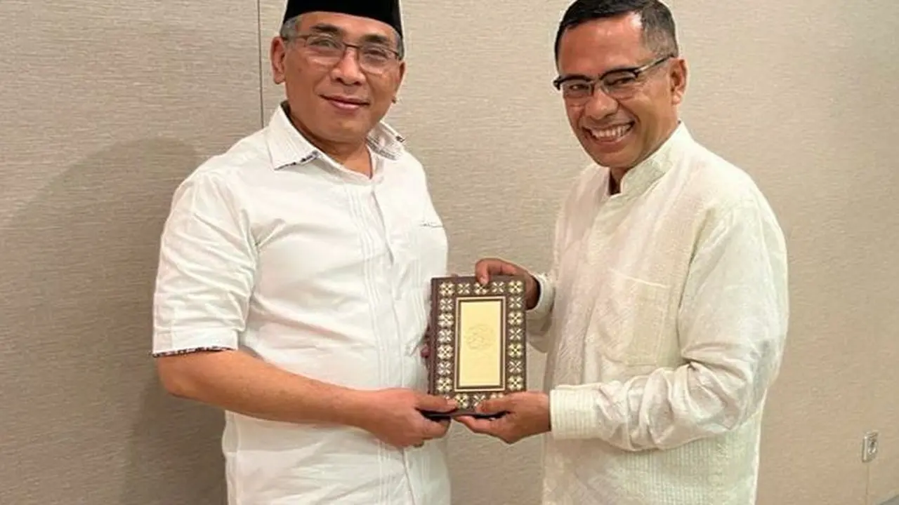 Ketua Umum Yayasan Muslim Sinar Mas (YMSM) Saleh Husin dalam penyerahan simbolik Alquran kepada Ketua Umum PB Nahdlatul Ulama, KH Yahya Cholil Staquf di Jakarta Pusat. (Dok Sinar Mas)