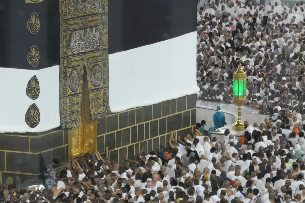 Suasana kepadatan jemaah di kawasan Masjidil Haram, Makkah jelang pelaksanaan puncak haji. Rangkaian puncak ibadah haji akan dimulai dengan Wukuf di Arafah pada 9 Zulhijjah 1444 H atau 27 Juni 2023. (FOTO: MCH PPIH ARAB SAUDI 2023)