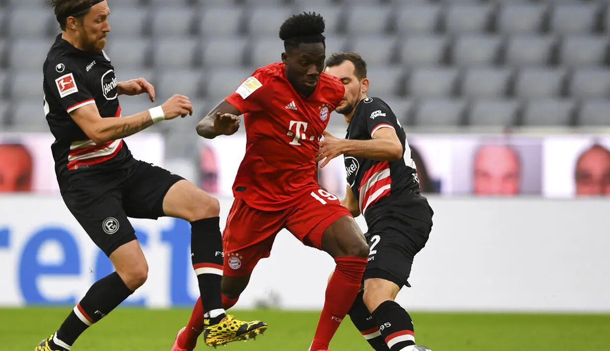 Pemain Bayern Munchen, Alphonso Davies, berusaha melewati pemain Fortuna Duesseldorf pada laga Bundesliga di Allianz Arena, Sabtu (30/5/2020). Bayern Munchen menang 5-0 atas Fortuna Duesseldorf. (AP/Christof Stache)