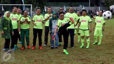 Ketua Umum PKB Muhaimin Iskandar (depan) menendang bola disaksikan Ketua Fraksi PKB Ida Fauziah (kiri) dan anggota fraksi PKB lainnya dalam peringatan HUT ke-17 Fraksi PKB di Kompleks Parlemen, Senayan, Jakarta, Kamis (6/10). (Liputan6.com/JohanTallo)