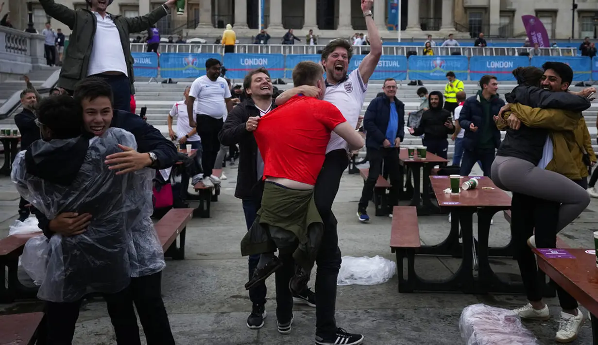 Suporter Inggris merayakan gol Inggris ke gawang Jerman saat mereka menonton pertandingan putaran 16 besar Euro 2020 dari zona penggemar di Trafalgar Square, London, Inggris, Selasa (29/6/2021). Inggris menang 2-0. (AP Photo/Matt Dunham)