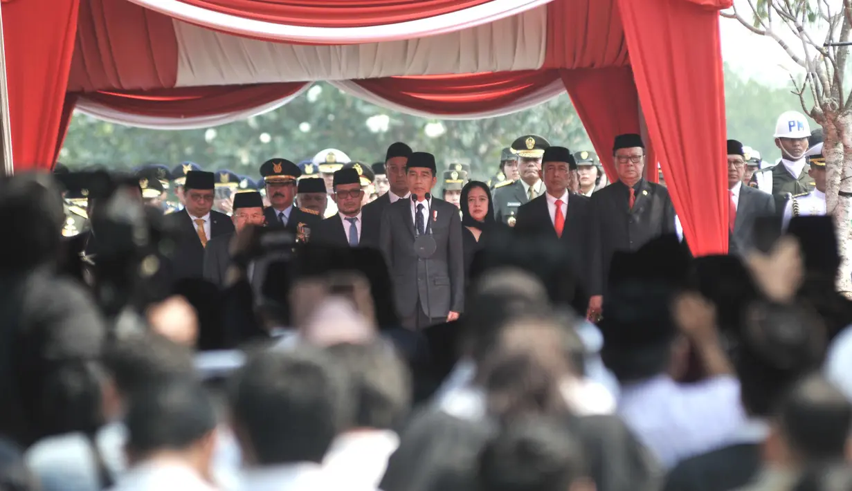 Presiden Joko Widodo didampingi Wapres Jusuf Kalla memimpin upacara pemakaman Presiden ke-3 RI Bacharuddin Jusuf Habibie di TMP Kalibata, Jakarta, Kamis (12/9/2019). Habibie wafat pada Rabu (11/9/2019) dalam usia 83 tahun saat menjalani perawatan di RSPAD Gatot Soebroto. (merdeka.com/Iqbal S. Nugroh