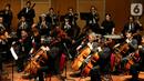 Sebuah konser klasik Love, God, and My Home dipersembahkan Jakarta Concert Orchestra (JCO) tampil di Usmar Ismail Hall, Jakarta, Miggu (6/10/2019). JCO tampil membawakan karya musik orkestra standar seperti overture, simfoni, konserto, simfoni puitis, dan simfoni vokal. (Liputan6.com/Fery Pradolo)