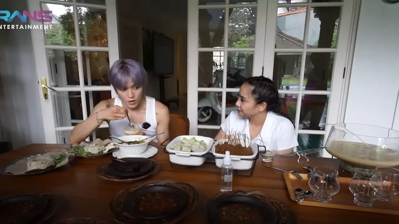 Taeyong NCT suka makan makanan pedas saat stres. Hal tersebut juga sama seperti Nagita Slavina (Foto: Tangkapan Layar Youtube Rans Entertainment)