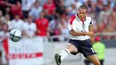 5. Michael Owen mencetak gol saat pertandingan Portugal melawan Inggris baru berjalan 2 menit 25 detik di Piala Eropa 2004. (AFP/Adrian Denis)