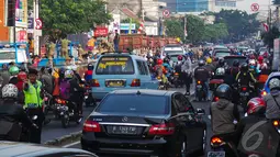 Sebanyak 13 toko di Jalan Jatinegara Barat dibongkar. Selain jalan yang semakin menyempit beberapa pengendara berhenti untuk melihat kejadian, Jakarta, Rabu (27/8/2014) (Liputan6.com/Faizal Fanani)