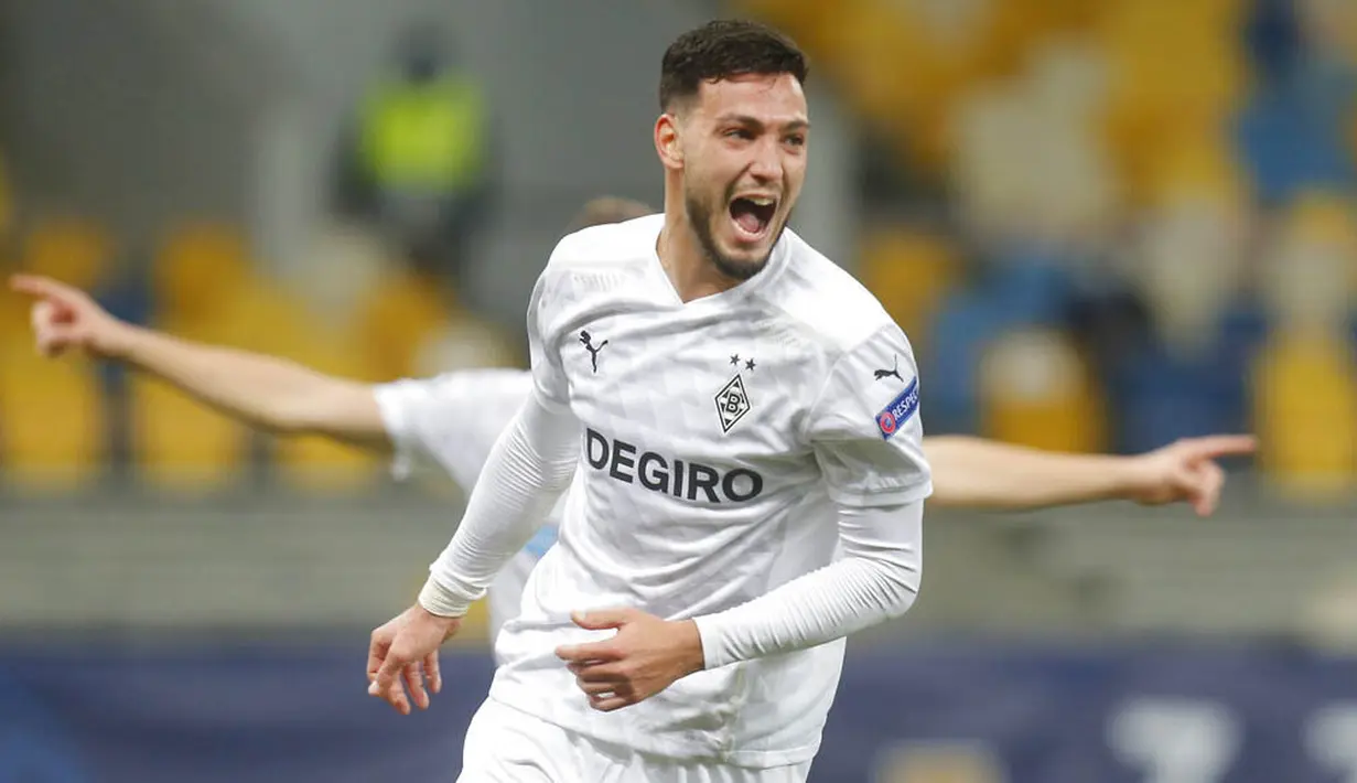 Pemain Borussia Moenchengladbach, Ramy Bensebaini, merayakan gol yang dicetak ke gawang Shakhtar Donetsk pada laga Liga Champions di Stadion Olimpiyskiy, Selasa (3/11/2020). Moenchengladbach menang dengan skor 6-0. (AP/Efrem Lukatsky)