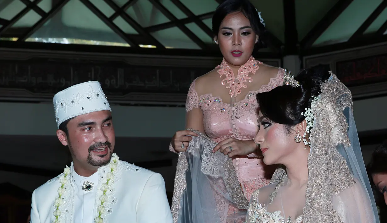 Sebelum mengucap ijab kabul, nasihat pernikahan sempat disampaikan oleh salah satu keluarga terhadap kedua mempelai keluarga agar menjadi yang sakinah, mawaddah, warrahmah. (Deki Prayoga/Bintang.com)