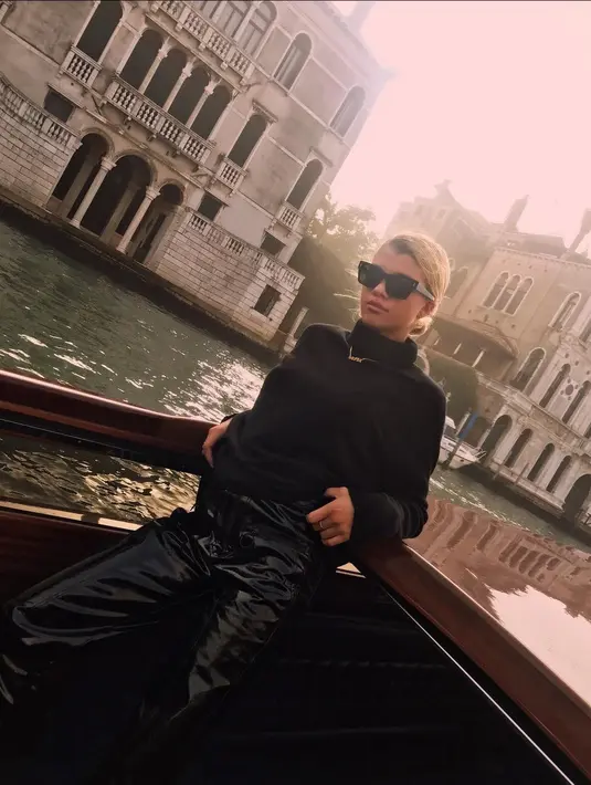 "Jika Scott tertarik untuk kembali pada Kourtney, Sofia ingin mengetahuinya sekarang," ujar sumber. (instagram/sofiarichie)