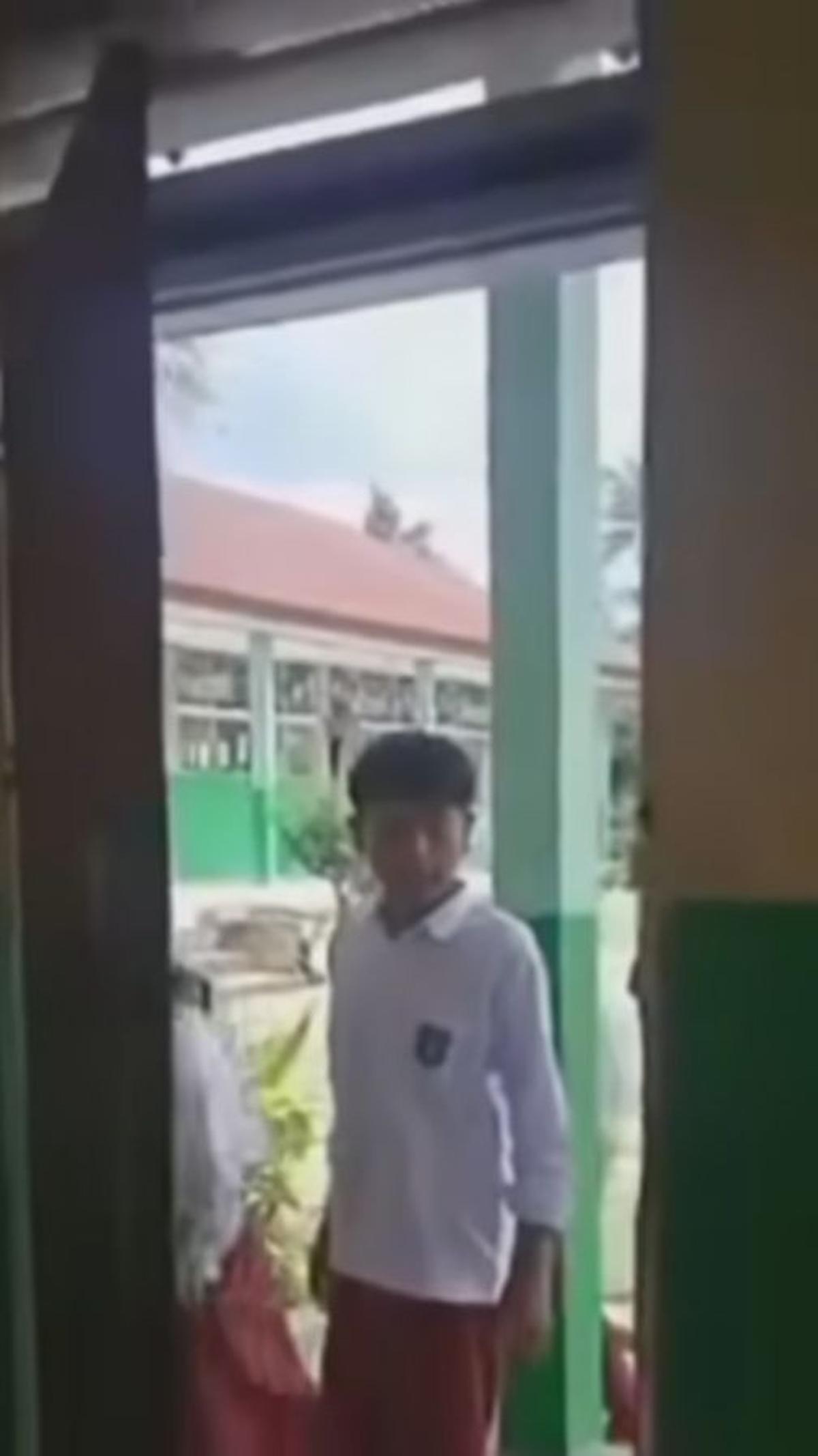 Berdasarkan penelusuran, peristiwa itu terjadi di SD Negeri 07 Sariak Laweh, Kecamatan Akabiluru, Kabupaten Limapuluh Kota, Sumatera Barat.