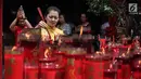 Warga keturunan Tionghoa membakar dupa pada perayaan Tahun Baru Imlek 2570 di Vihara Boen Tek Bio, Pasar Lama, Tangerang, Selasa (5/2). Tahun Baru Imlek 2570 digunakan warga keturunan Tionghoa untuk melakukan intropeksi diri. (Liputan6.com/Fery Pradolo)