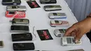 Pengunjung melihat-lihat telepon genggam masa lalu saat gelaran The 90’s Festival di Gambir Expo Kemayoran, Jakarta, Sabtu (10/11). The 90’s Festival kali ini merupakan yang keempat. (Liputan6.com/Helmi Fithriansyah)