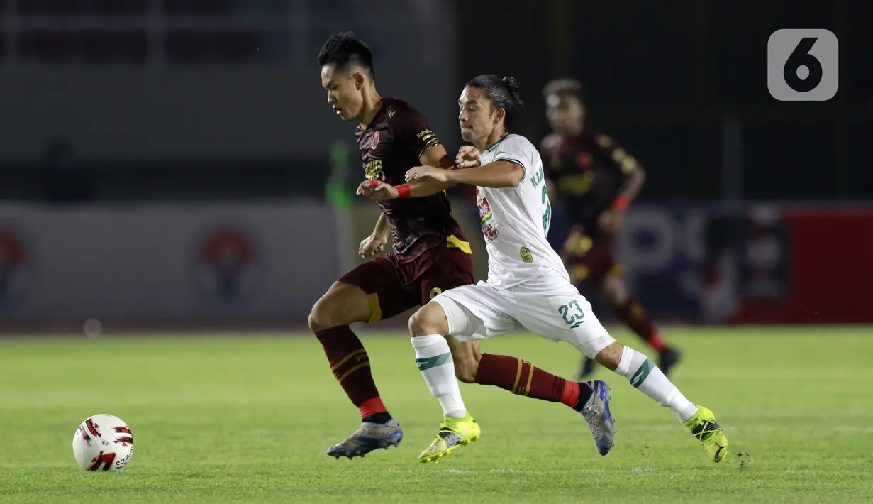 Pemain PSS Sleman Kim Jeffrey Kurniawan (kanan) berebut bola dengan pemain PSM Makassar Sutanto Tan pada laga perebutan juara tiga Piala Menpora 2021 di Stadion Maguwoharjo, Sleman, Sabtu (24/4/2021). PSS Sleman mengalahkan PSM Makassar dengan skor 2-1. (Bola.com/M Iqbal Ichsan)