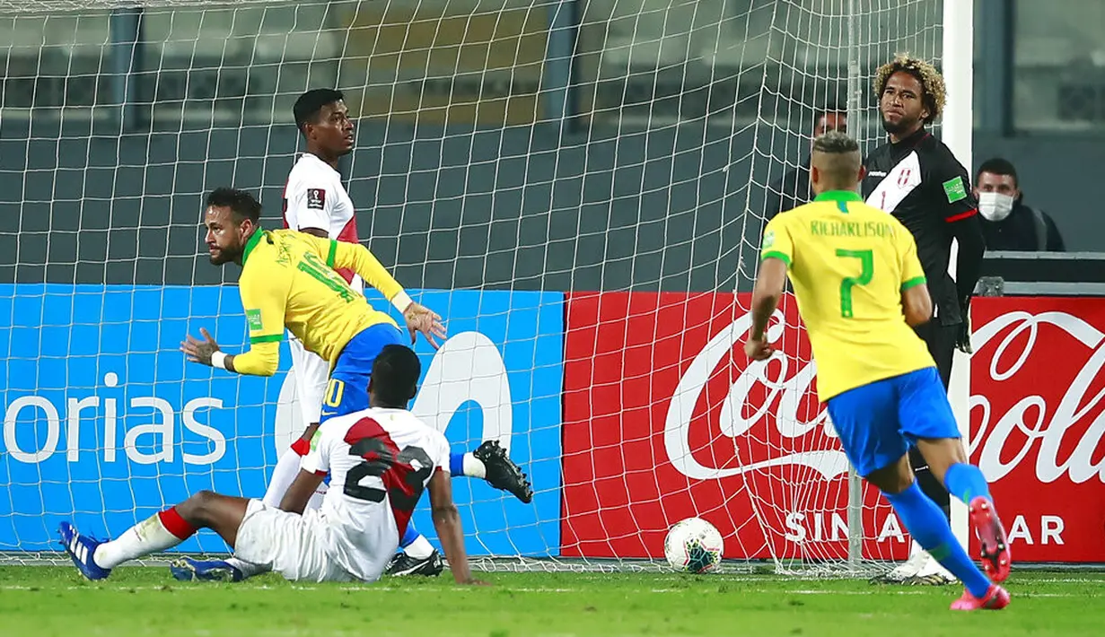 Pemain Brasil Neymar (kiri) usai mencetak gol ke gawang Peru pada pertandingan kualifikasi Piala Dunia 2022 di National Stadium, Lima, Peru, Selasa (13/10/2020). Brasil menang 4-2 dengan lewat hattrick dari Neymar. (Daniel Apuy, Pool via AP)