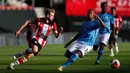 Pemain Southampton, Stuart Armstrong dan gelandang Manchester City, Fernandinho berusaha mengejar bola dalam lanjutan Liga Inggris di St. Mary Stadium, Minggu (5/7/2020).  Manchester City gagal memetik poin penuh setelah kalah tipis 0-1 saat bertandang ke markas Southamtpon. (Frank Augstein/POOL/AFP