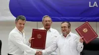 Presiden Juan Manuel Santos (kiri) dan pemimpin FARC Timoleon Jimenez (Reuters)