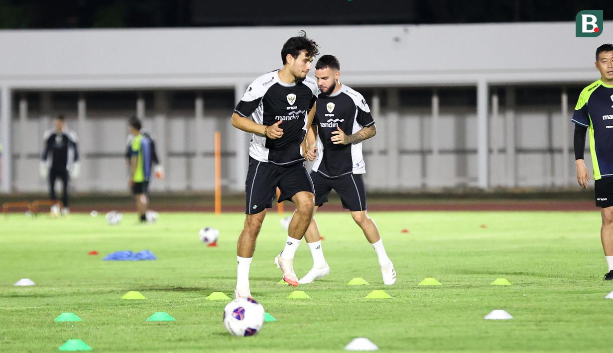 <p>Dua pemain Timnas Indonesia, Nathan Tjoe-A-On (depan) dan Calvin Verdonk mengikuti sesi latihan bersama skuad Timnas Indonesia di Stadion Madya, Senayan, Jakarta, Minggu (8/9/2024) sore jelang menghadapi Australia pada kualifikasi Piala Dunia 2026, Selasa 10 September 2024. (Bola.com/Abdul Aziz)</p>