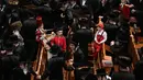Laki-laki dan anak-anak Yahudi ultraortodoks, beberapa mengenakan kostum sambil membaca Kitab Ester yang menceritakan tentang Festival Purim, di sebuah sinagoga di Yerusalem, 7 Maret 2023. Hari Raya Purim merupakan perayaan keselamatan orang Yahudi dari genosida di Persia kuno, seperti yang diceritakan dalam Gulungan Ester. (AP Photo/Ohad Zwigenberg)