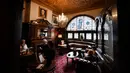 Orang-orang minum di pub Philharmonic Dining Rooms di Liverpool, Inggris pada 11 Februari 2020. Tempat yang berada di seberang arena konser Liverpool Philharmonic Hall ini terkenal karena tembok batunya yang mewah dan interiornya yang megah. (Paul ELLIS / AFP)