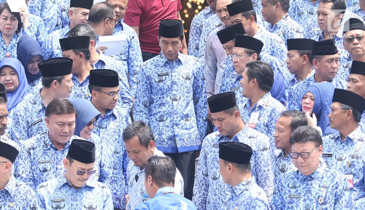 Presiden Joko Widodo (Jokowi) bersiap berfoto bersama Aparatur Sipil Negara (ASN) seusai membuka Rapat Kerja Nasional Korps Pegawai Republik Indonesia (KORPRI) 2019 di Istana Negara, Jakarta, Selasa (26/2). (Liputan6.com/Angga Yuniar)