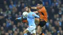 Pemain Manchester City, Bernado Silva (kiri) berusaha melewati adangan pemain Wolverhampton, Ben Marshall pada laga Piala Liga Inggris di Etihad Stadium, Manchester, (24/10/2017. City menang adu penalti 4-1. (Tim Goode/PA via AP)