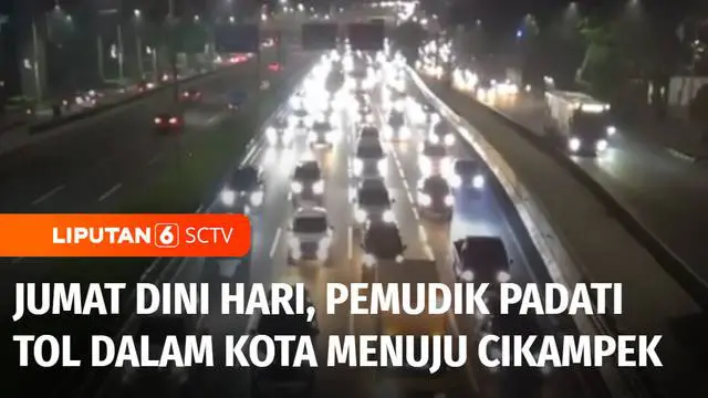 Lalu lintas di jalan tol dalam kota Jakarta ke arah timur padat pada hari Jumat dini hari.