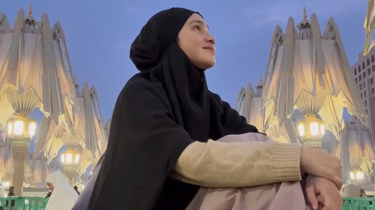 7 Potret Syifa Hadju Umrah Bersama Keluarga, Tampil Cantik Berhijab - Penuh Haru