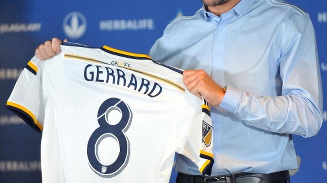 Steven Gerrard pamer jersey LA Galaxy
