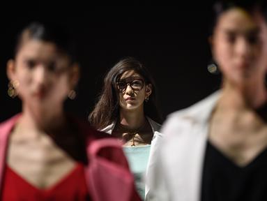 Model menampilkan kreasi dari brand fashion Hare selama koleksi musim semi / musim panas 2021 di Tokyo Fashion Week (15/10/2020). (AFP Photo/Philip Fong)