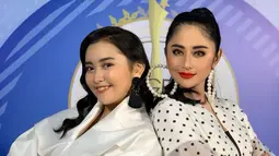 Dalam beberapa kesempatan Dewi Perssik dan keponakannya, Lebby Wilayati tampil dalam acara yang sama. Enggak jarang keduanya pakai busana yang senada. Kompak banget ya! (Liputan6.com/IG/@dewiperssikreal)