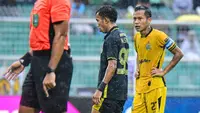 Pemain Bhayangkara FC, Sani Rizki Fauzi (kanan). (Bola.com/Gatot Sumitro)