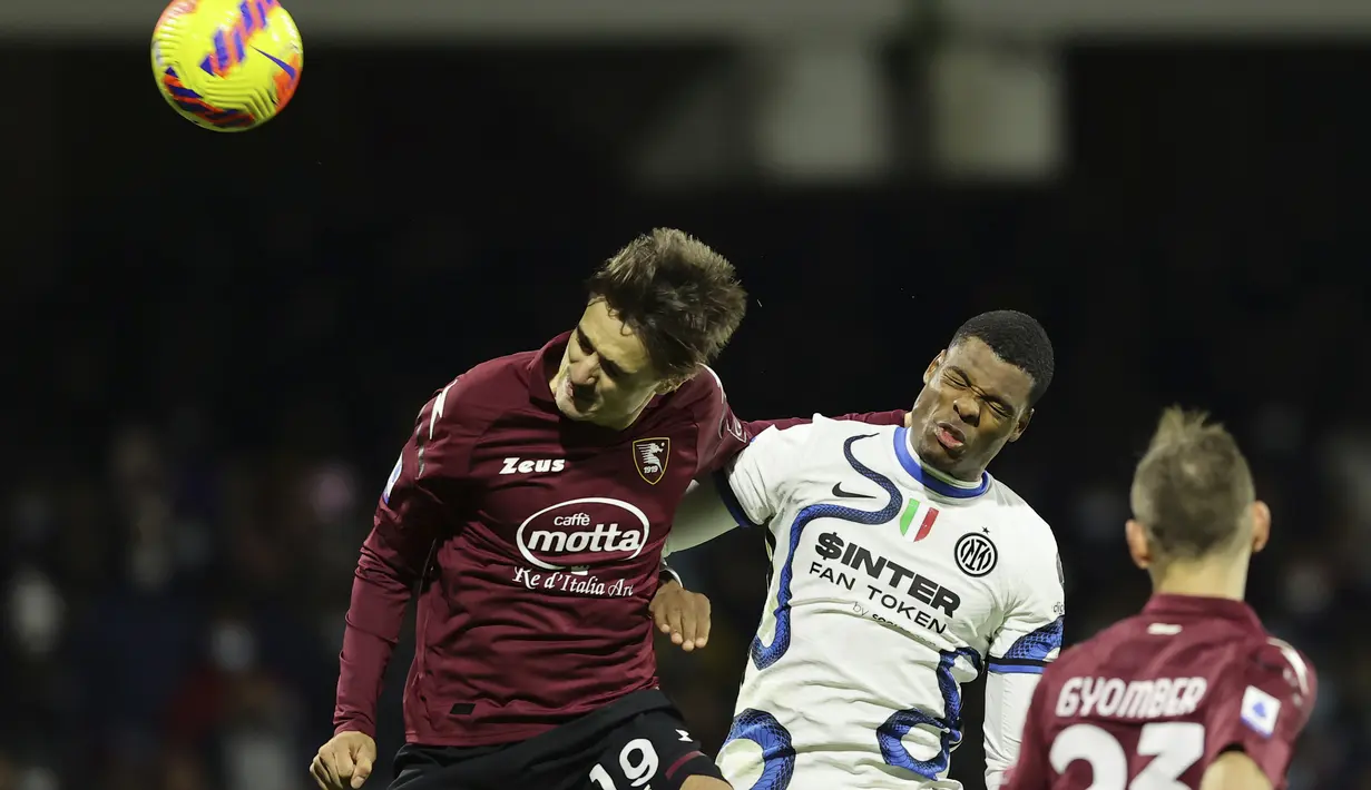 Bek Inter Milan Denzel Dumfries berebut bola dengan bek Salernitana Luca Ranieri pada giornata ke-18 Liga Italia di Stadion Arechi, Salerno, Sabtu (18/12/2021) dini hari WIB. Inter Milan pesta gol 5-0 di kandang Salernitana. (Alessandro Garofalo/LaPresse via AP)