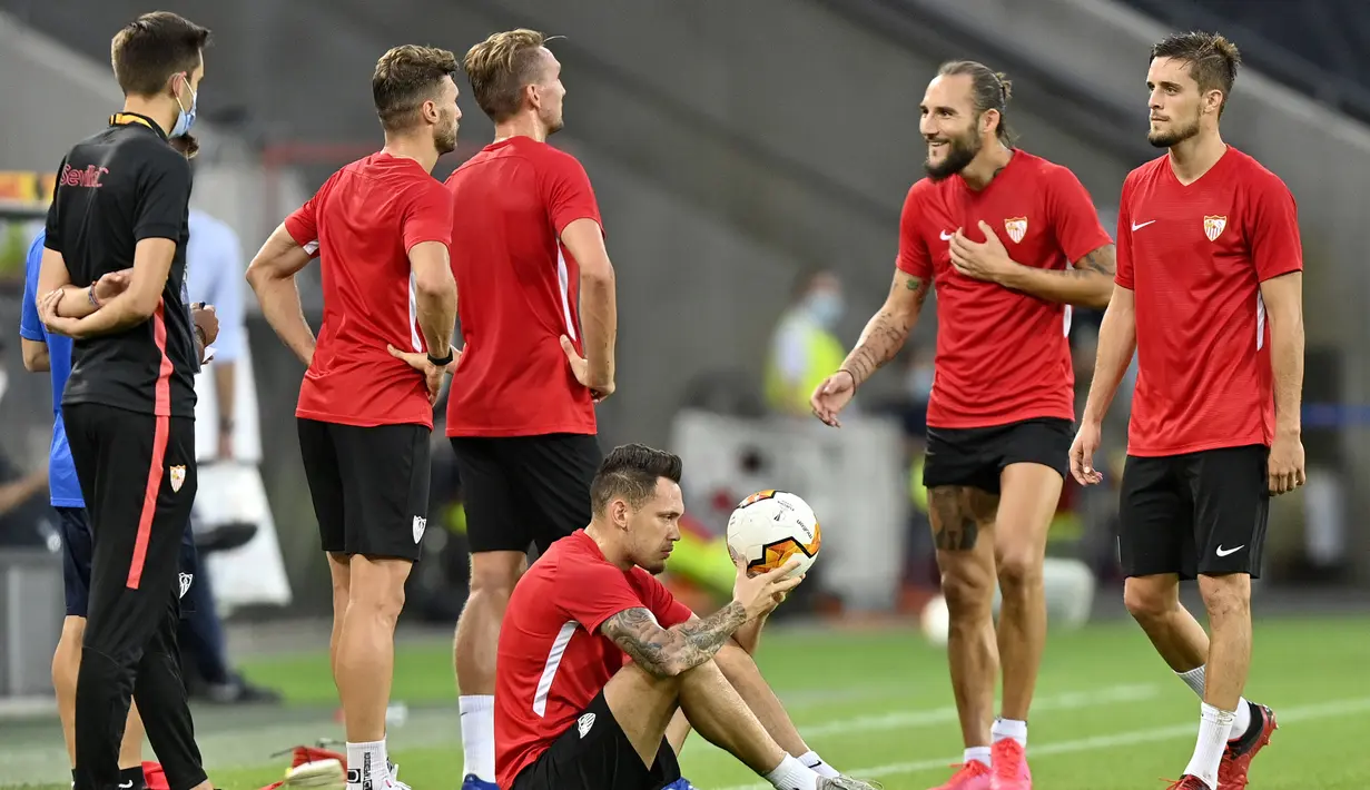 Para pemain Sevilla berkumpul saat sesi latihan di Cologne, Jerman, Kamis (20/8/2020). Sevilla akan menghadapi Inter Milan di final Liga Europa. (AP Photo/Martin Meissner)