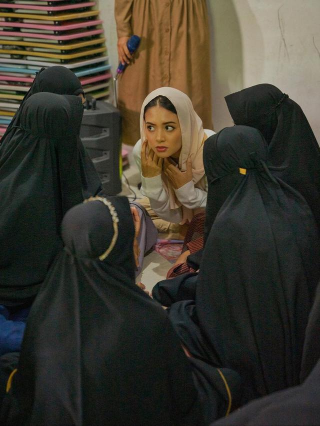 Aurelie Moeremans Kunjungi Pesantren