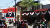 BPN Prabowo-Sandi mendirikan posko pemenangan yang berdekatan dengan gerai Markobar milik putra sulung Presiden Jokowi di Solo, Selasa (15/1).(Liputan6.com/Fajar Abrori)