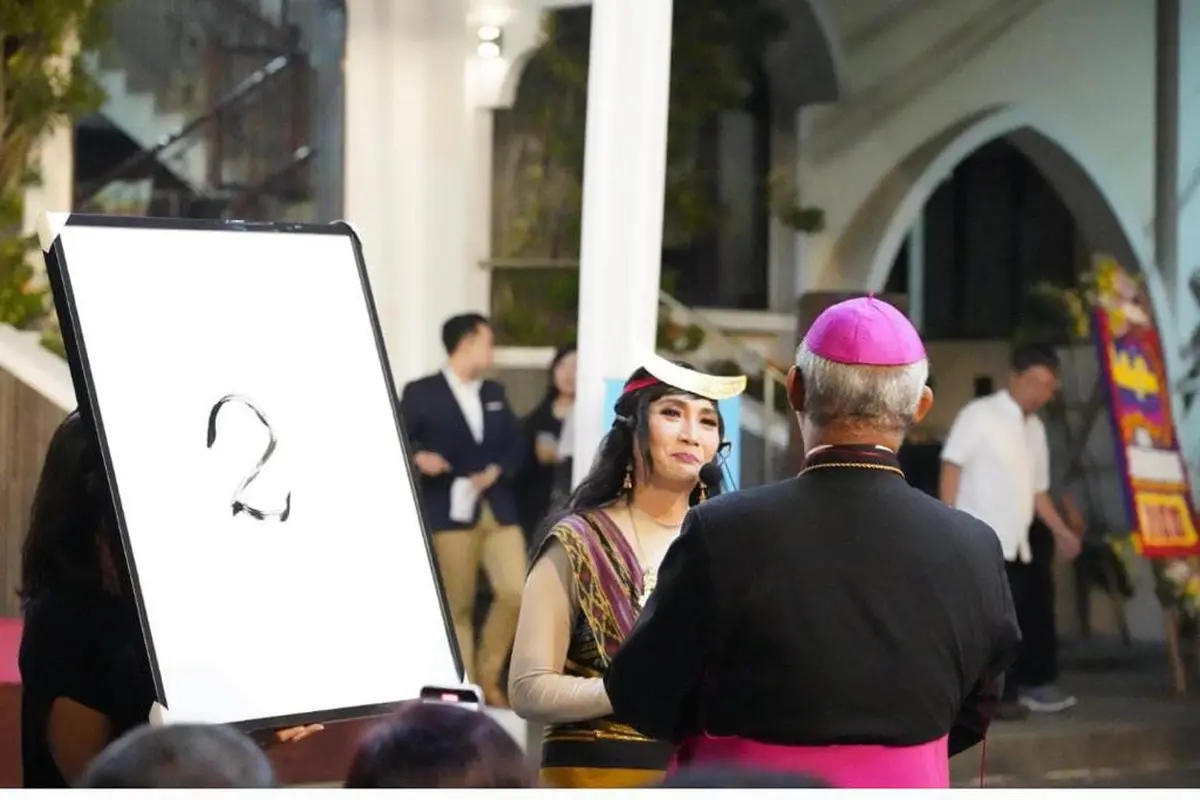 Del Sarono melukis wajah Uskup Bogor, Mgr. Paskalis Bruno Suukur O.F.M.