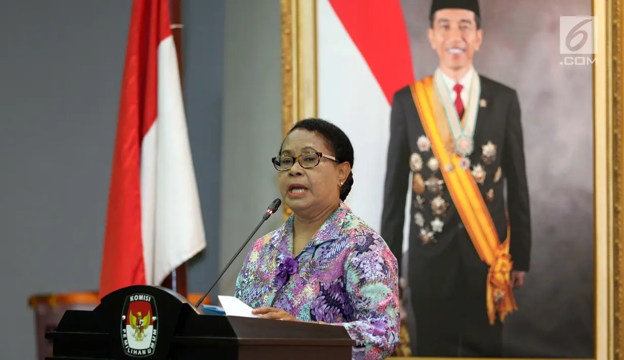 Menteri Pemberdayaan Perempuan dan Perlindungan Anak (PPPA) Yohana Yembise memberi sambutan saat penandatanganan nota kesepahaman di Gedung KPU, Jakarta, Rabu (30/5). (Liputan6.com/JohanTallo)