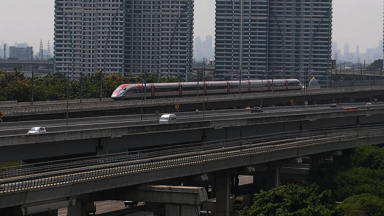 Kereta cepat Jakarta-Bandung, Whoosh melaju di kawasan Bekasi, Jawa Barat, Selasa (20/2/2024).&nbsp;Wakil Menteri BUMN Kartika Wirjoatmodjo memastikan cost overrun atau pembengkakan biaya pada proyek Kereta Cepat Jakarta-Bandung sudah tertutupi.