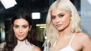 Bicara mengenai anak, Kim Kardashian bahkan tak segan untuk bertanya pada sang adik, Kylie Jenner, meski dirinya lebih dulu menjadi ibu. (BET)