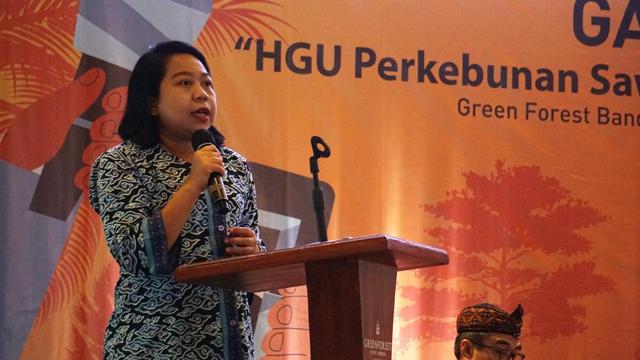 Ketua LPEM UI dari Universitas Indonesia, Eugenia Mardanugraha dalam workshop GAPKI 'HGU Perkebunan sawit dan kawasan hutan', di Bandung, Rabu (23/8/2023). Ia mengatakan bahwa Indonesia tidak menikmati keuntungan seutuhnya dari kegiatan ekspor sawit.