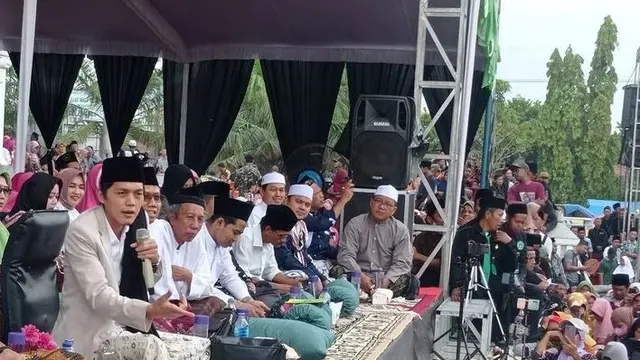 Pengajian Gus Iqdam di Ponorogo dibanjir ibu-ibu alias emak-emak. (Foto: Istimewa/NU Online Jatim)