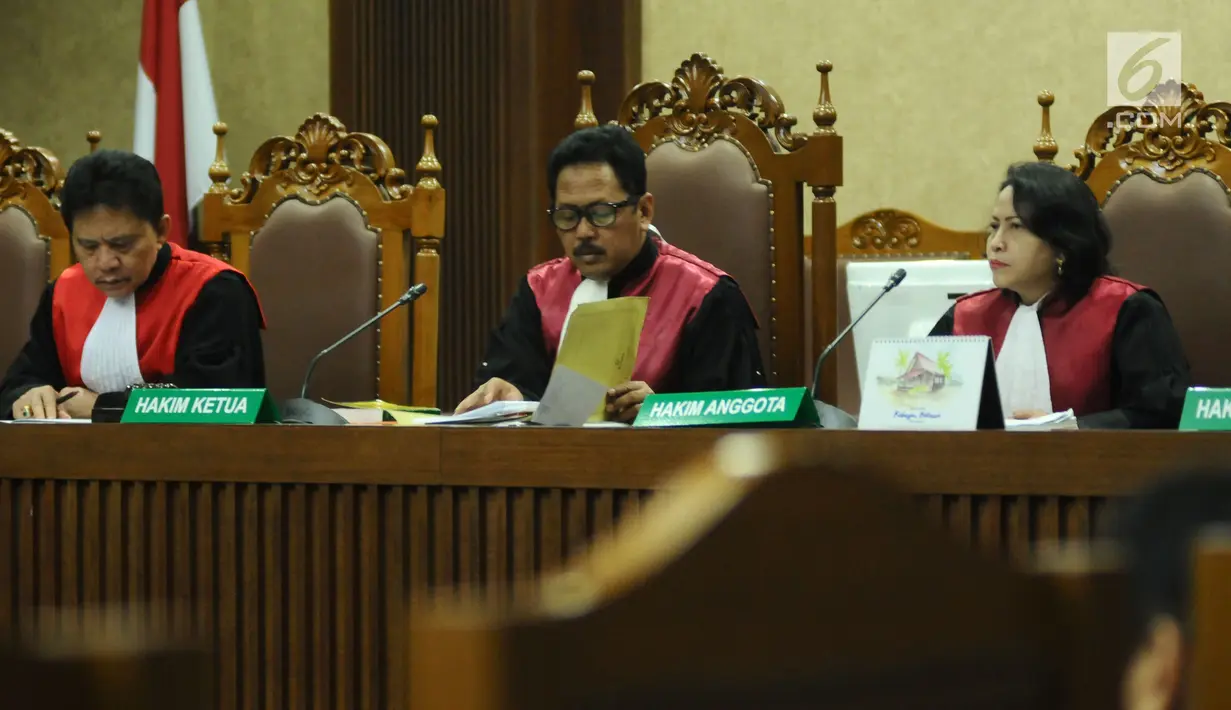 Majelis Hakim membaca berkas tanggapan eksepsi dakwaan pada sidang lanjutan dugaan korupsi proyek E-KTP dengan terdakwa Setya Novanto di Pengadilan Tipikor, Jakarta, Kamis (28/12). (Liputan6.com/Helmi Fithriansyah)