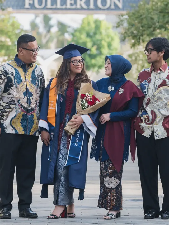 Cinta Kuya saat Wisuda di California State University, Fullerton pakai kebaya maroon. [@astridkuya]